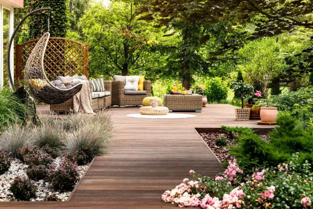 terrasse en bois exterieur avec fleurs
